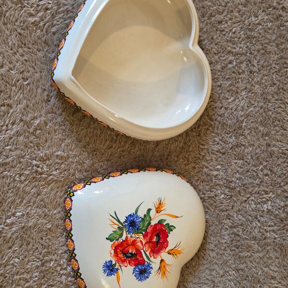 Ukrainian-style Hand-Painted Heart Ceramic Trinket Box - Picture 2 of 5
